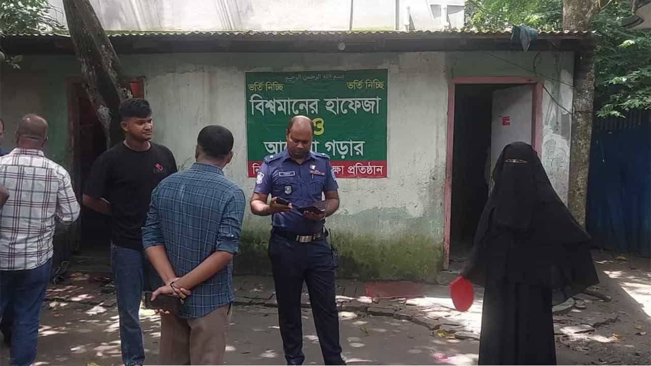 মাদারীপুরে মহিলা মাদ্রাসায় হাতবোমা হামলা: চার শিক্ষার্থী আহত