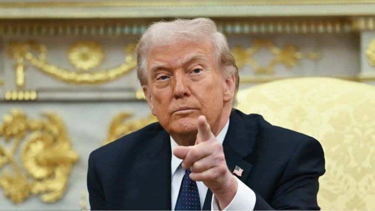 ইরানকে ‘সাদা পতাকা’ উড়িয়ে আত্মসমর্পণের নির্দেশ ট্রাম্পের; ওমানকে কড়া বোমাবর্ষণের হুমকি