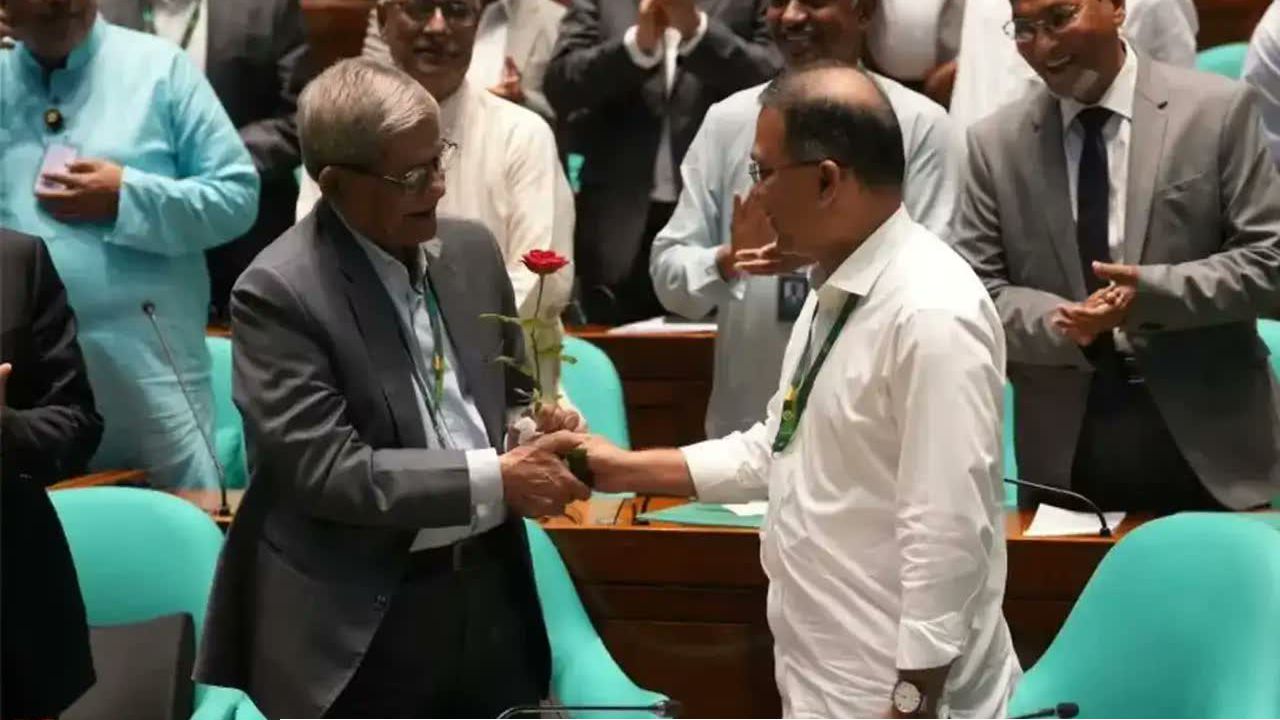 নতুন রাষ্ট্রপতি মির্জা ফখরুলকে গোলাপ দিয়ে প্রধানমন্ত্রীর শুভেচ্ছা