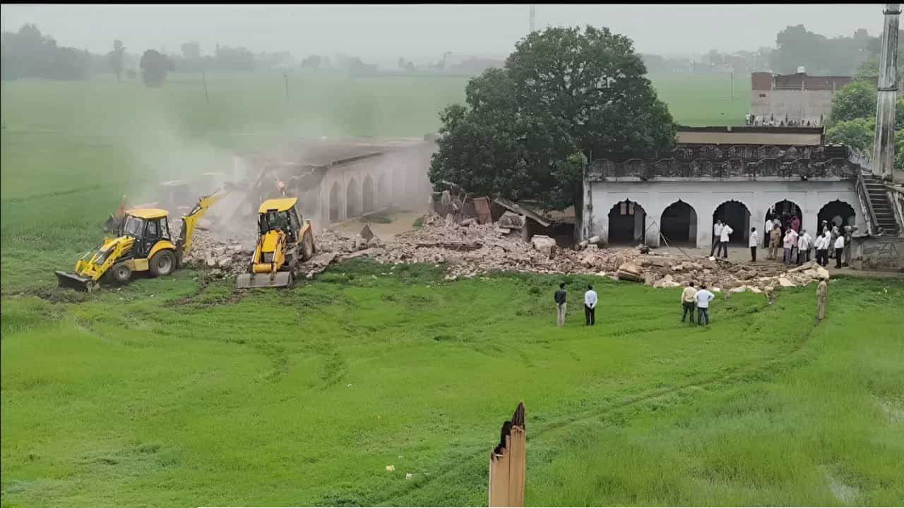 ভারতের উত্তরপ্রদেশে ৫৯ বছরের পুরোনো মাদ্রাসা ও মসজিদ বুলডোজার দিয়ে গুঁড়িয়ে দিলো প্রশাসন