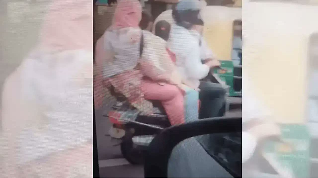 দিল্লিতে সড়কপথে চলন্ত অবস্থায় মুসলিম পরিবারকে উগ্র হিন্দুত্ববাদীর কুরুচিপূর্ণ হেনস্থা