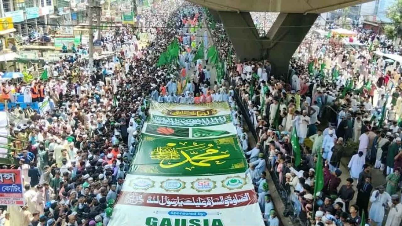 চট্টগ্রামে ঐতিহাসিক জশনে জুলুসে লাখো মানুষের ঢল: মহানবীর (সা.) ভালোবাসায় মুখরিত বন্দরনগরী