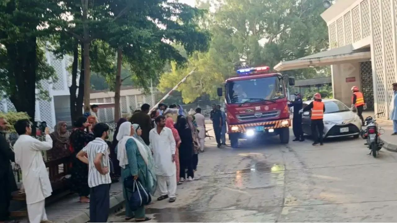ইসলামাবাদে হাসপাতালে ভয়াবহ অগ্নিকাণ্ড: শিশু ওয়ার্ডে দগ্ধ হয়ে ১৪ শিশুর মৃত্যু
