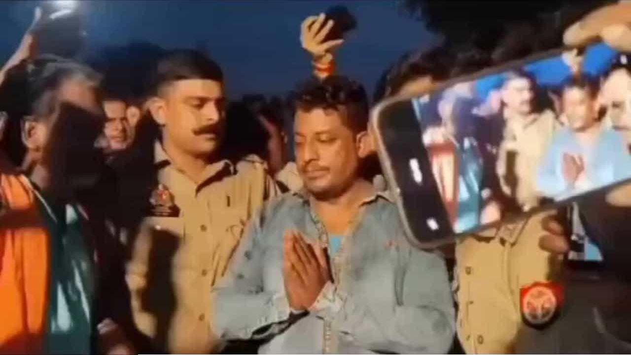 মুসলিম যুবককে পা ছুঁয়ে ক্ষমা চাওয়ার বাধ্য করার ভিডিও ঘিরে ক্ষোভ; পুলিশের ভূমিকা নিয়ে প্রশ্ন